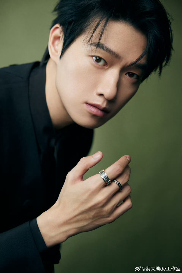 魏大勋今日造型96,黑色无领西装套装,绅士帅气……|魏大勋_新浪新闻