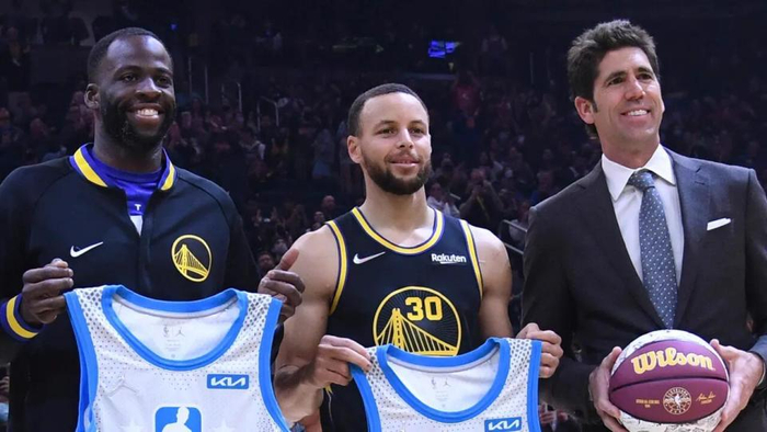 斯蒂芬-库里的重要程度是(勇士)这座大楼的顶端,而我是在这个位置