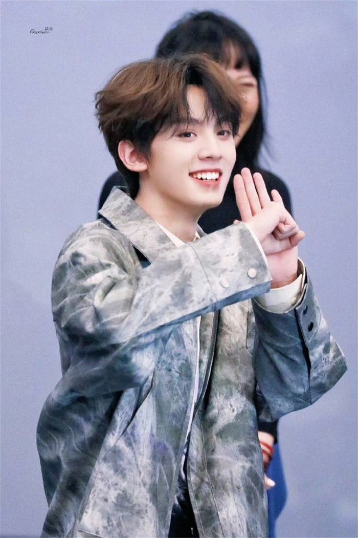 左航在电影首映礼上比划片中“月光武士”的专属pose。图片源自网络