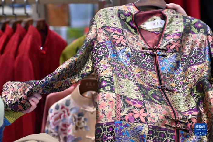 临近年底,在天津老美华鞋业服饰有限责任公司的定制车间内,二十多位