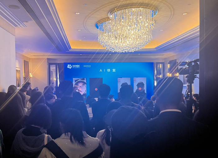 论坛现场，观众云集。