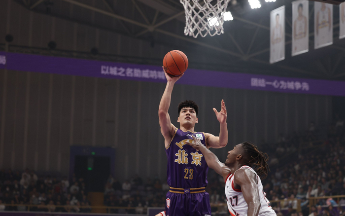 10月30日，奥林匹克体育中心，CBA第4轮北控对阵江苏队，陈国豪在比赛中上篮。 新京报记者 王飞 摄