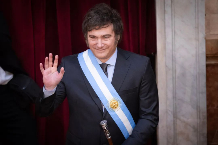 ▲12月10日，在阿根廷首都布宜诺斯艾利斯，阿根廷新总统米莱在就职仪式上向支持者致意。（新华社）