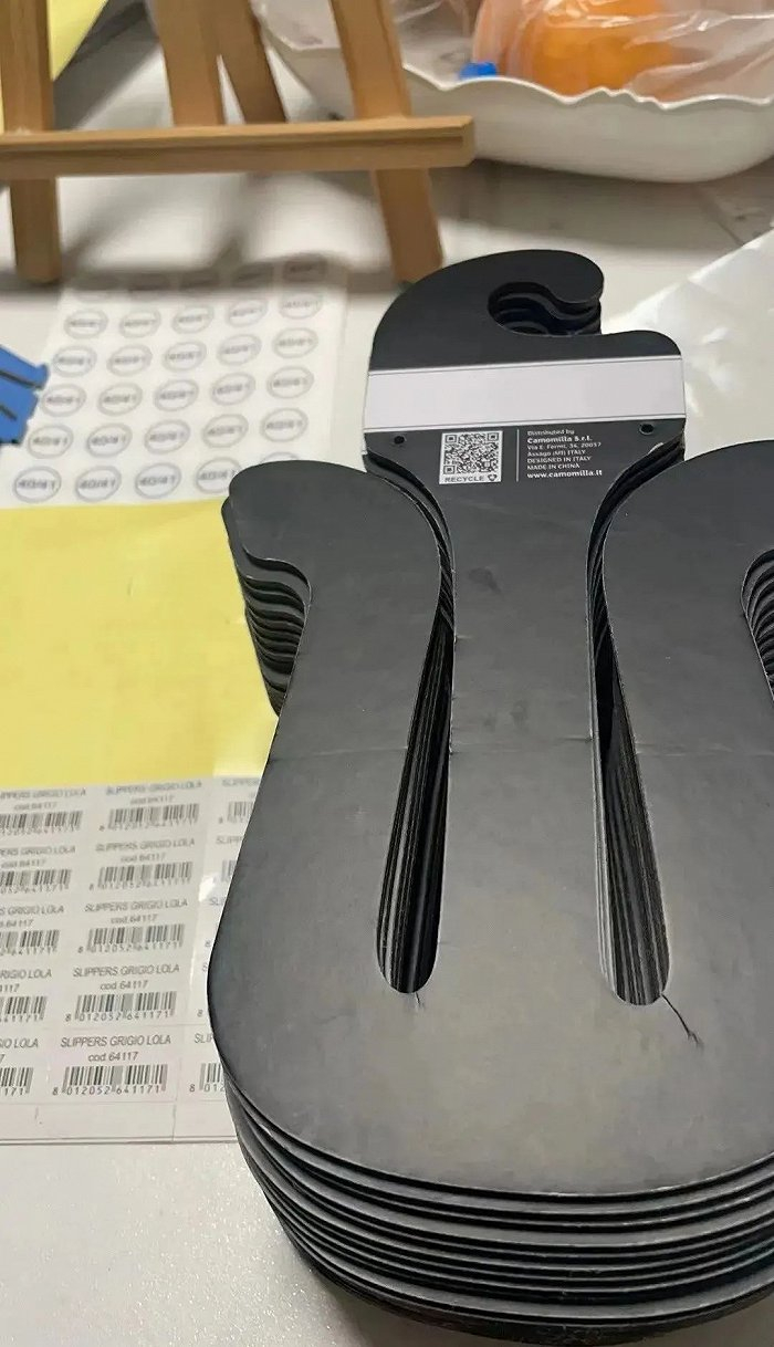 图：Kiki在鞋厂中打快递单