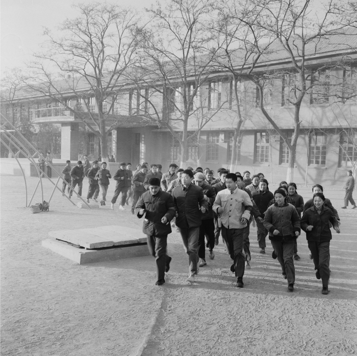 1973年，北京第五中学初三学生在长跑。司马小萌摄