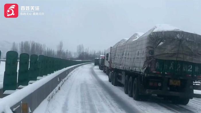 东吕高速左权至平遥段大雪封路:积雪深30厘米 交警沿途发泡面