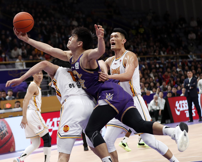 作为北控着力培养的新星，陈国豪必须度过暂时的低谷。  图/新华社