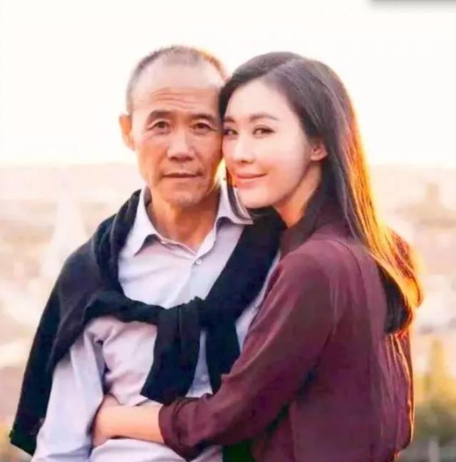 71岁王石与小30岁娇妻踩单车,田朴珺撒娇像女儿,王石穿得很年轻