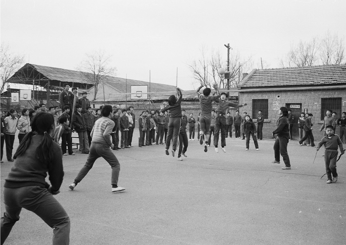 1988年，中学生们在学校打排球。