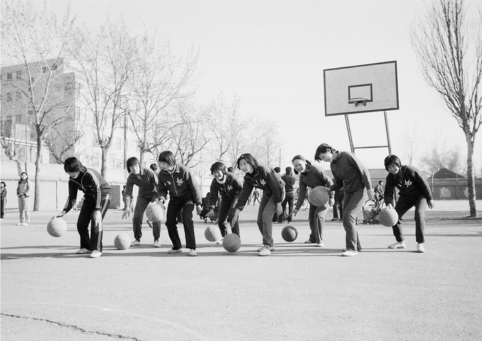 1985年5月，八中学生在体育课上学习篮球。王宝琴摄