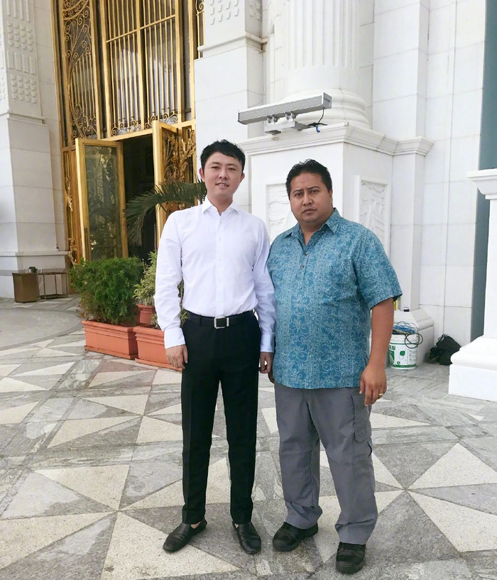 〓纪晓波和当时的北马里亚纳群岛总督Ralph Torres/图源：吴佩慈微博