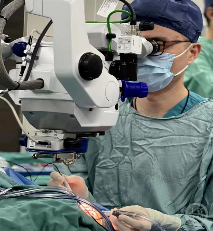 西南医院医生正在为王女士做手术。 西南医院供图