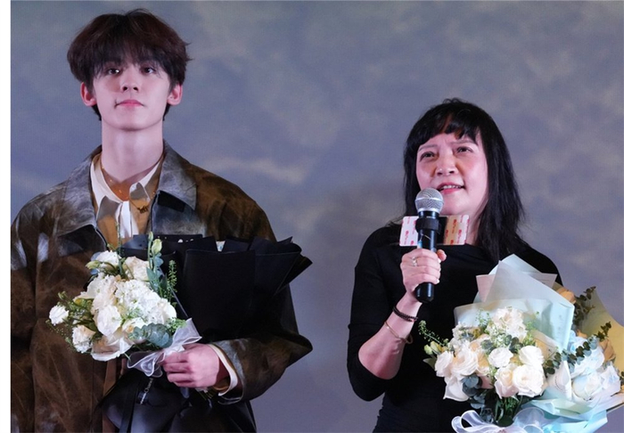 左航与导演虹影