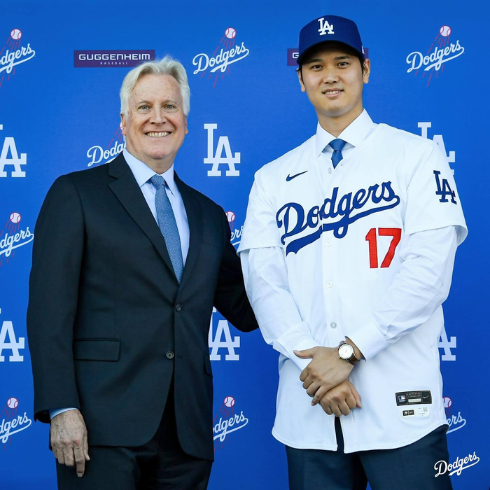 大谷翔平身穿17号球衣正式亮相加盟道奇的发布会……|签约_新浪新闻