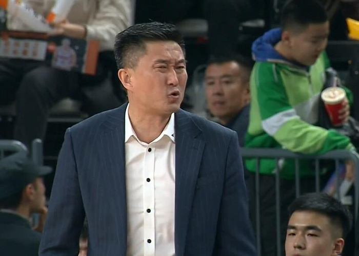 cba11冠王遭吊打,5大首发合计仅17分,杜锋面如土色|于德豪|广东宏远