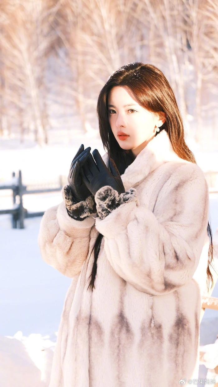 杨超越下雪胶片写真,黑伞白貂,简单的卷发,真的又美又高贵!