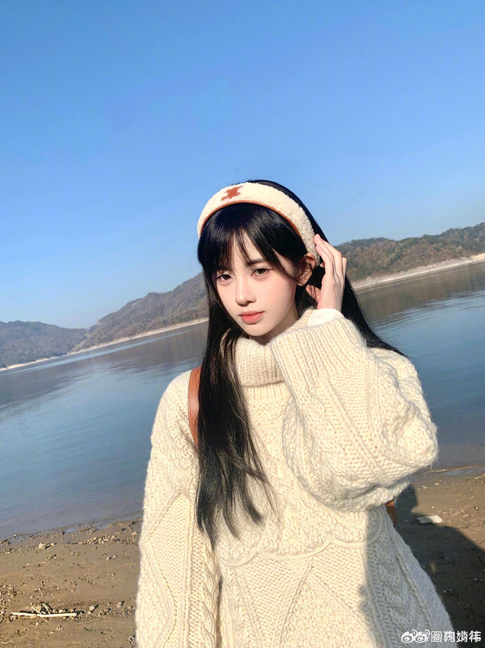 鞠婧祎冬日暖阳照,白色毛绒发箍刘海和白色高领毛衣