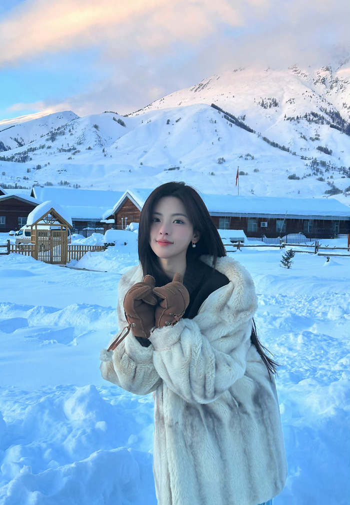 杨超越带棉手套雪中比心06带着厚手套比心难道这就叫"粗心"吗