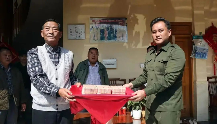 ▲白所成（左）和二儿子白应苍（右）