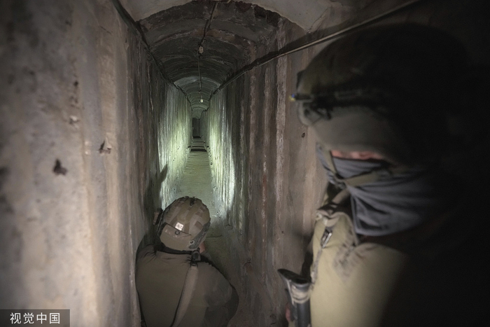 当地时间2023年11月22日，以色列士兵展示在加沙地带希法医院地下发现的一条地下隧道。图片来源：视觉中国