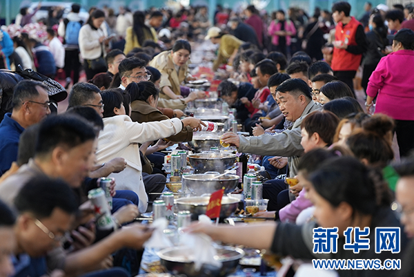 活动现场长桌宴。新华网发（李儒鑫 摄）