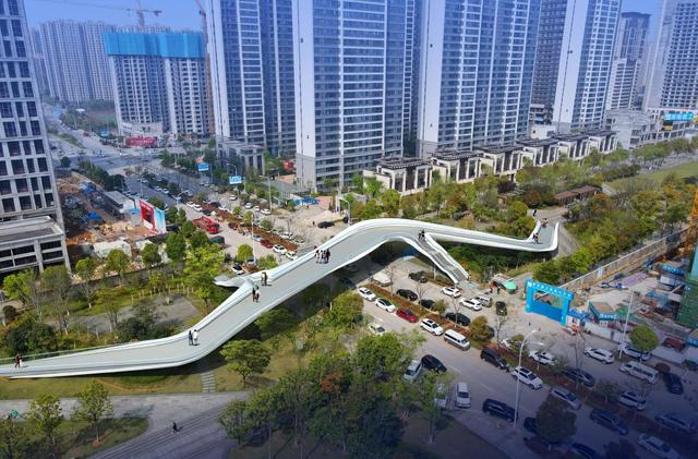 中轴线二层连廊节点(实景合成效果图)中轴线二层连廊节点位于梅溪湖