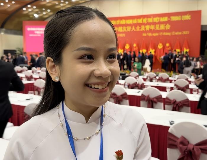 　　越南青年代表黎月琼接受记者采访。