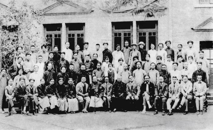 1927年时任校长的林风眠与北京艺术专门学校师生合影