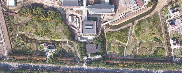 基地分为东西两个片区，红框内为基地范围  本报记者  曹博文  摄