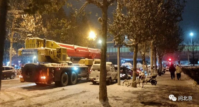 地铁西二旗站外救援车辆和大巴车/张钰摄