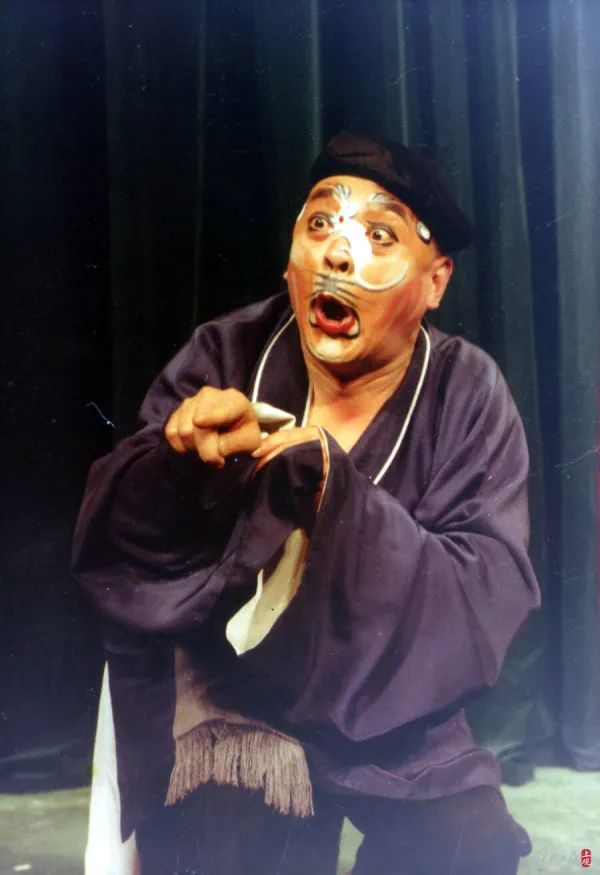 刘异龙在《十五贯》中饰演娄阿鼠