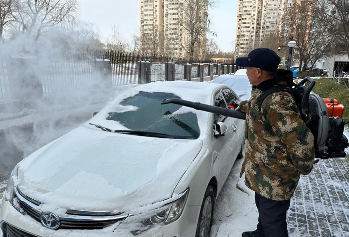 望京一小區幫170輛車吹掉積雪居民撥12345表揚