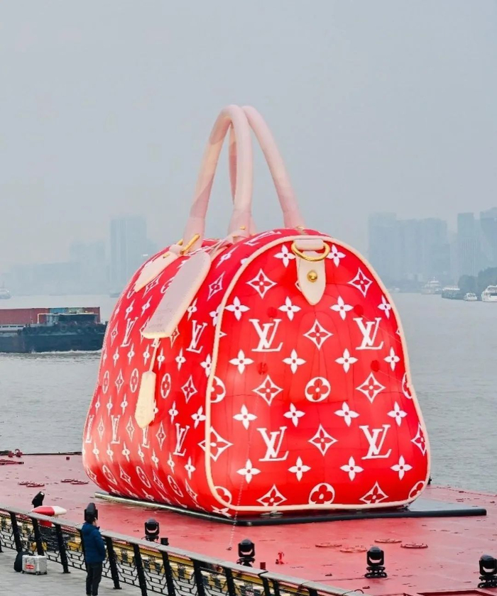 位于黄浦江畔的巨型LV装置艺术 来源：推特