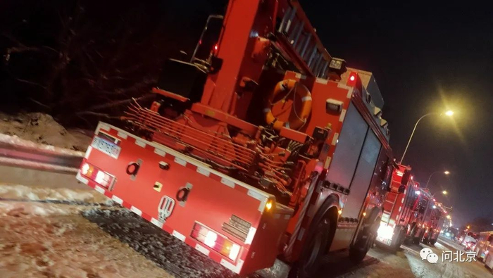 路旁待命的消防救援车和大巴车/张钰摄