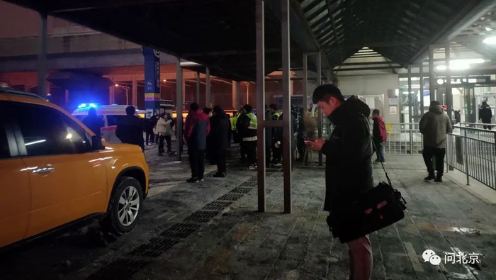 地铁站外等待打车的人/张钰摄