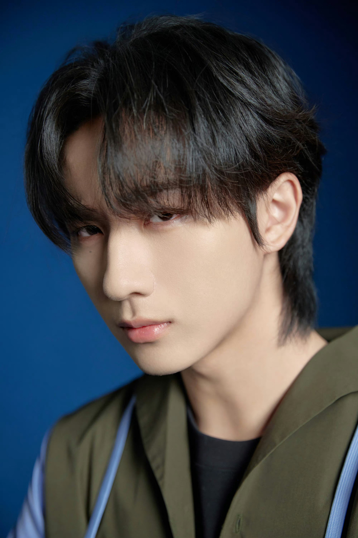 李宏毅库存照,绝美侧颜瞩目风采,尽显帅气本色