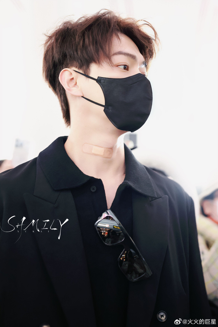 帅哥在机场走路带风咯|许凯|星光大赏_新浪新闻