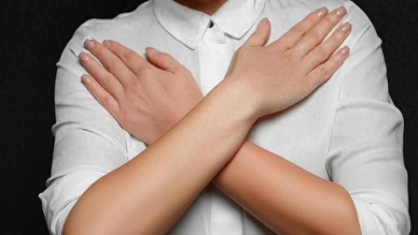 有个简单的小动作可以恢复平静,它就是蝴蝶拍.