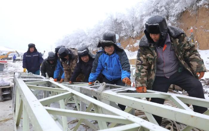 抢修东说念主员在全力抢修(开头:山西日报)