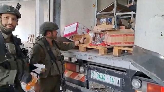 视频画面显示，以色列士兵在加沙焚烧食物 图源：CNN