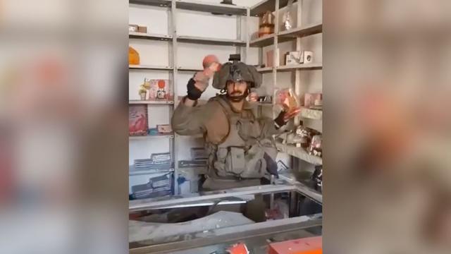 视频画面显示，一名以色列士兵在加沙的一家商店里进行破坏 图源：CNN
