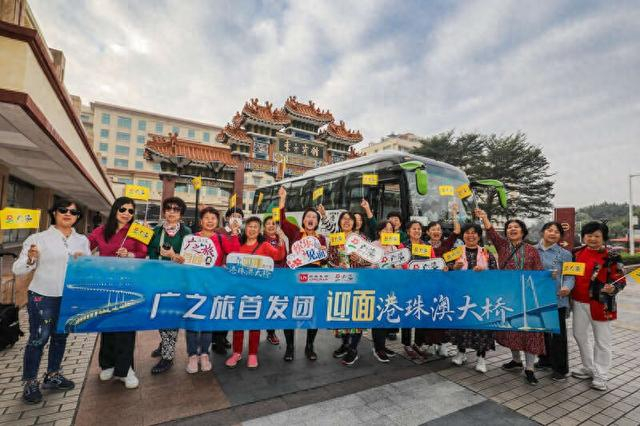 港珠澳大桥首发团的游客从广州出发。官键/摄