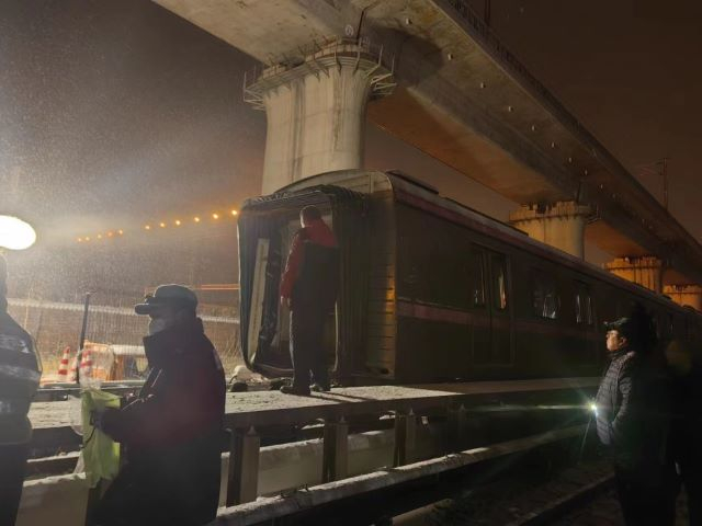 　昌平线地铁车厢断裂处，工程人员排查现场情况。摄影/马晨晨