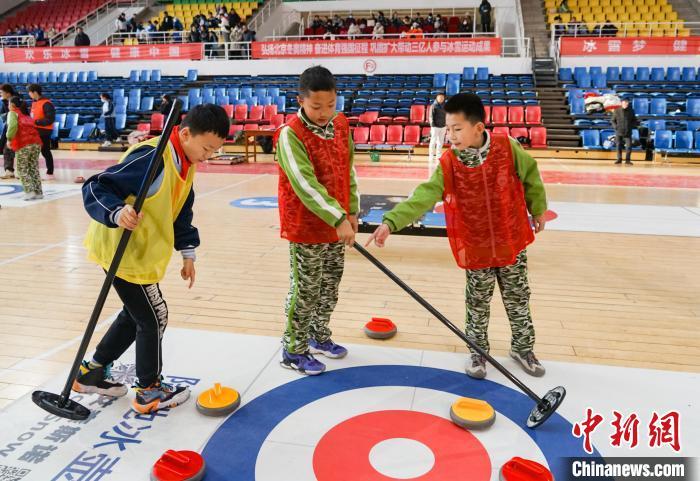 青海冰雪运动会赛场 冰壶少年显身手