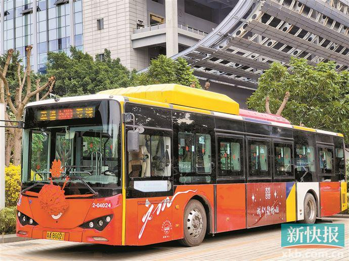 公共交通工具变身浪漫婚车低碳接亲成年轻人结婚新潮流