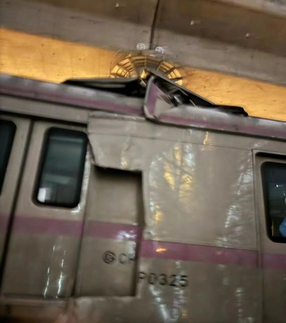 　受到挤压的车厢。摄影/马晨晨