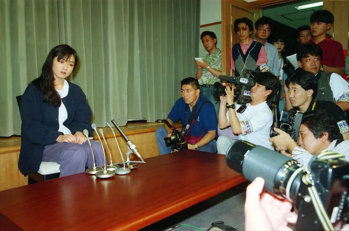 当时两个人分别开了见面会,承认出轨并向大众和对方妻子道歉.