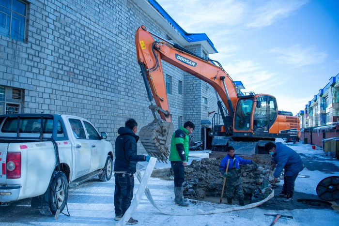 　　12月15日，加才曲达和同事们一起抢修地下管网。新华社发（旦增努布摄）