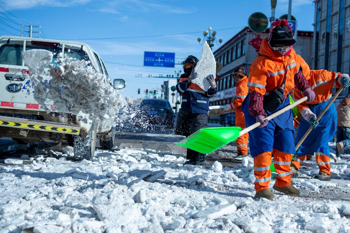 　　12月15日，环卫工人们在清扫积雪。新华社发（旦增努布摄）