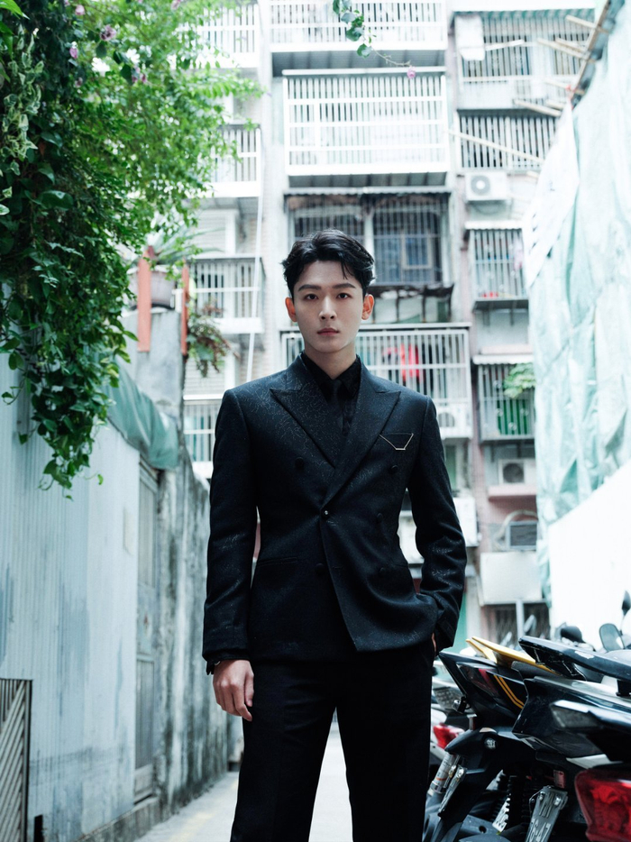 张晚意黑西装造型好正,比例超好,红毯采访一本正经的搞笑